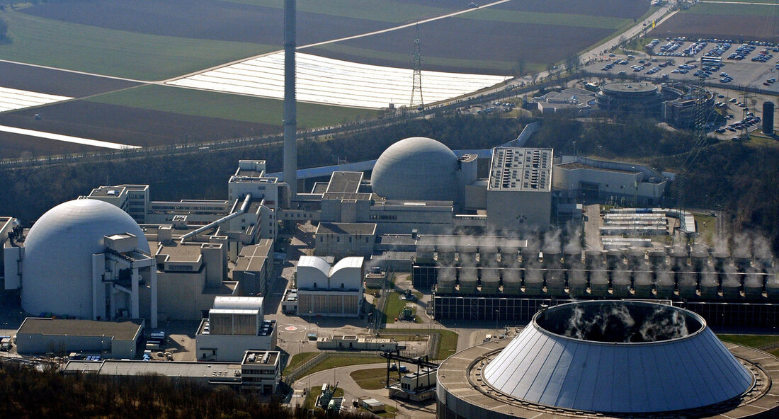 Funktionsprüfung im stillgelegten Kernkraftwerk Neckarwestheim – Brandschutzklappe schließt nicht Am 7. März 2024 wurde im stillgelegten Kernkraftwerk Neckarwestheim (Block II) eine jährliche Funktionsprüfung an einer Brandschutzklappe in einem Lüftungskanal durchgeführt. Dabei stellte sich heraus, dass die Klappe aufgrund einer Schwergängigkeit nicht schloss. Der Betreiber des Kernkraftwerks hat das Ergebnis als Meldekategorie N (Normalmeldung) eingestuft, mit einer INES-Bewertung von 0 (keine oder sehr geringe sicherheitstechnische Bedeutung). Es bestand zu keiner Zeit eine Gefahr für Menschen und Umwelt. Um das Problem zu beheben, wurde die Brandschutzklappe gängig gemacht und die Schließfeder nachjustiert, sodass sie nun wieder zuverlässig schließt. Die nächste Prüfung wird …