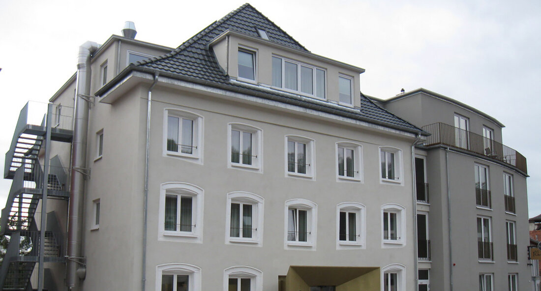 Artikel: Städtebauförderung in Gailingen: Ein Gewinn für Wohn- und Lebensqualität Gailingen am Hochrhein, 30. Oktober 2023 – Der Abschluss der städtebaulichen Erneuerungsmaßnahme „Ortskern II“ in Gailingen am Hochrhein markiert einen bedeutenden Fortschritt für die gemeinsame Entwicklung des Ortszentrums. Mit einer Förderung von rund 1,64 Millionen Euro durch das Ministerium für Landesentwicklung und Wohnen konnte die Wohn- und Lebensqualität in der Gemeinde erheblich verbessert werden. Ministerin Nicole Razavi betonte bei der Präsentation der Ergebnisse, dass Gailingen ein Vorzeigemodell für den Nutzen der Städtebauförderung sei. „Die Städtebauförderung bringt viele Vorteile für die Stadtentwicklung. Quartiere werden aufgewertet, Brachflächen neu genutzt und dringend benötigter …