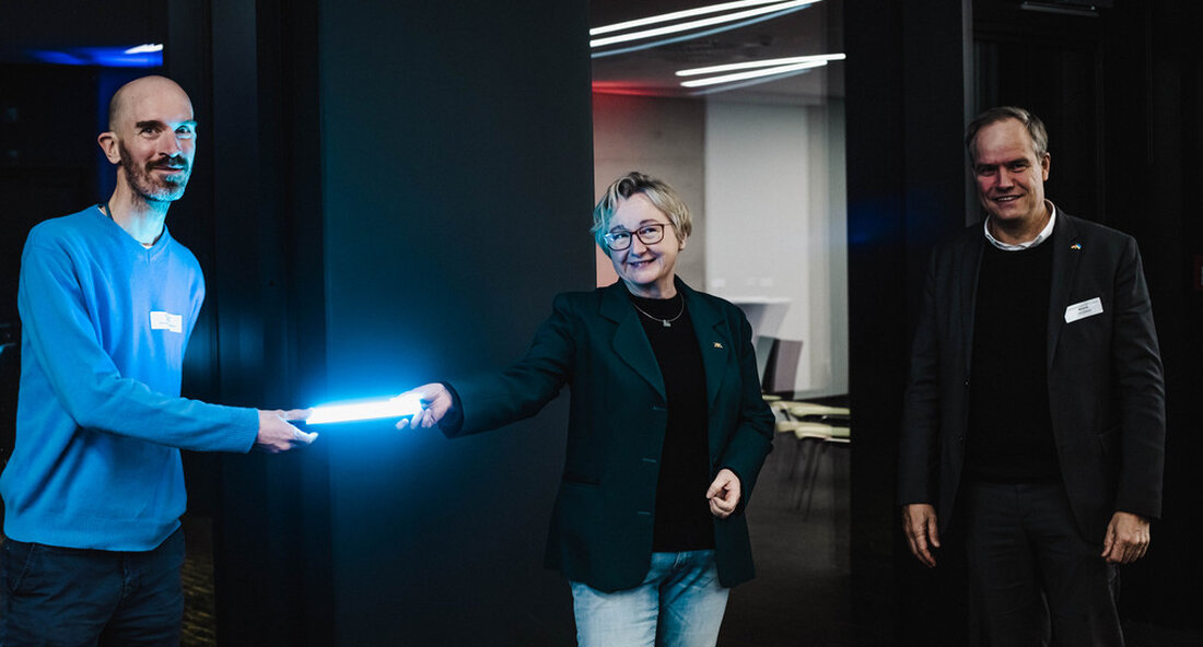 Die Entwickler vom GamesHub Heidelberg stellten ihre Spieleprojekte vor. Das Land baut Heidelberg als starken Start-up- und Wissenschaftsstandort im Bereich Health & Life Sciences aus und fördert den GamesHub mit 110.000 Euro. Krebskranken Kindern die Angst vor einer Bestrahlung während einer Chemotherapie nehmen, junge Krebspatienten spielerisch zum Sport motivieren oder jungen Menschen mit einem Computerspiel helfen, ihre eigenen Beziehungsmuster zu analysieren: Die ersten drei Entwicklungsteams der GamesHub für Health / Life Science Heidelberg in ihren Lernspielen umgesetzt. Ihre Ergebnisse stellten sie auch dem Wissenschaftsminister vor Teresa Bauer und Oberbürgermeister Prof. Dr. Eckart Würzner. Ab dem 1. April wird GamesHub vier …
