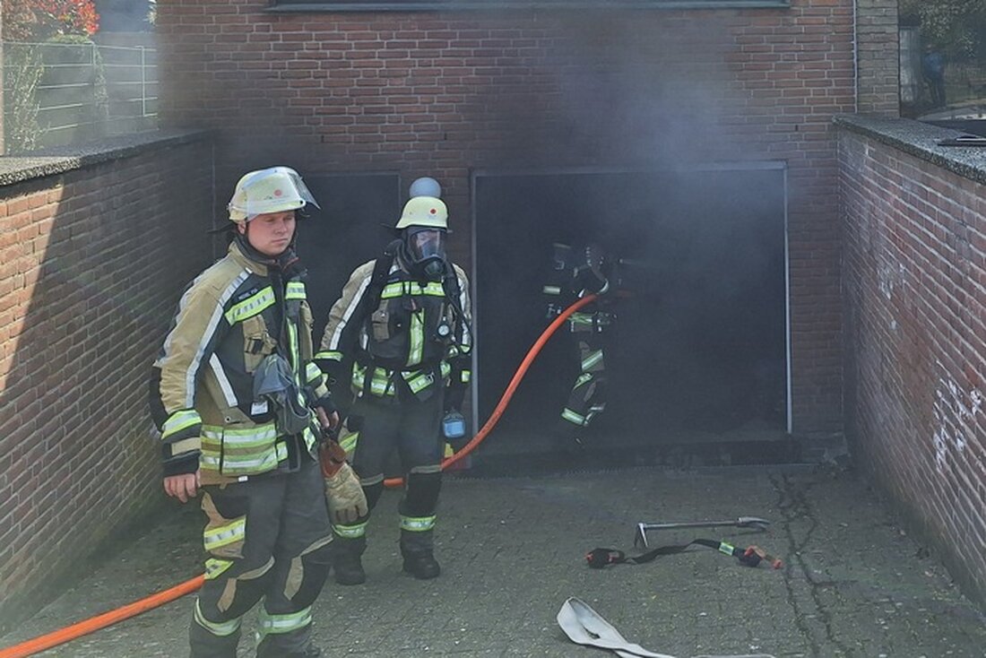 Feuerwehr Bocholt rückte zu einem Garagenbrand an der Schollstraße aus. Rauch breitete sich auf Wohnhaus aus. Unverletzt evakuiert.