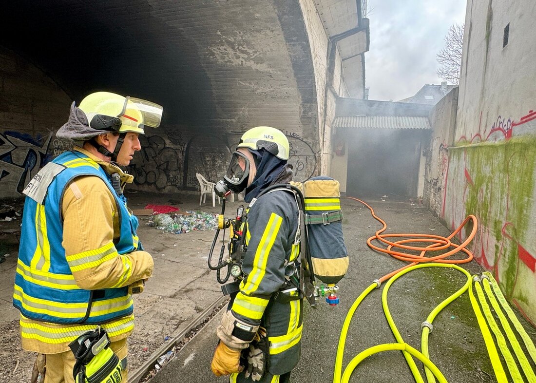 Am Mittwoch, 11:15 Uhr, bekämpfte die Feuerwehr Bochum einen Garagenbrand in der Rottstraße. Verletzt wurde niemand.