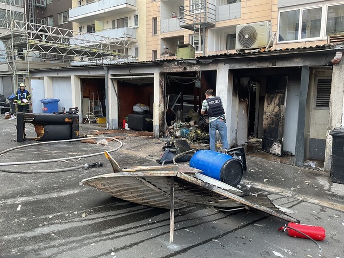 Am Nachmittag brach ein Garagenbrand in der Innenstadt Dortmunds aus. Die Feuerwehr sorgte für schnelle Brandbekämpfung und rettete Menschen. Ursache wird ermittelt.