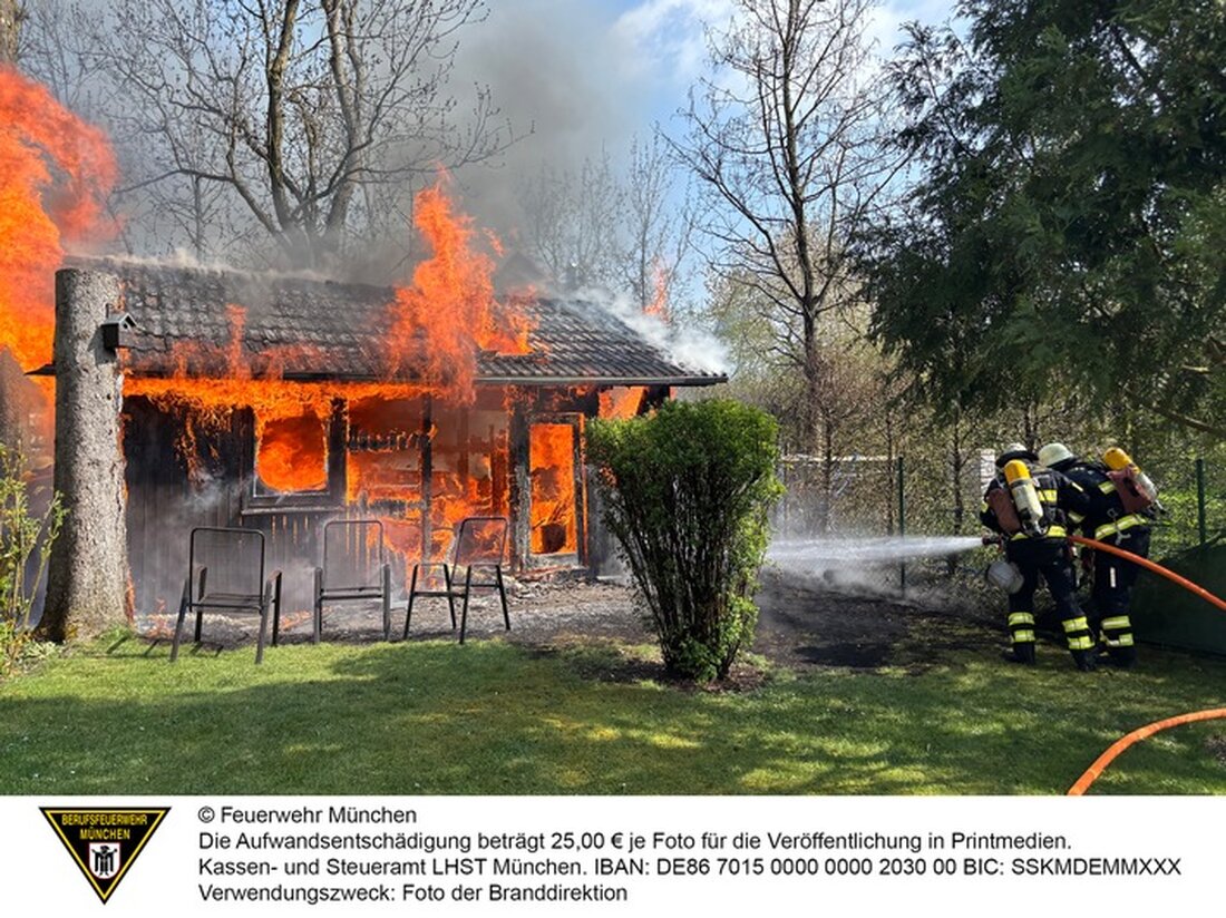 Bei einem Brand in Feldmoching brennt ein Gartenhaus, alarmiert durch die Tochter der Besitzerin. Polizei ermittelt zur Ursache.