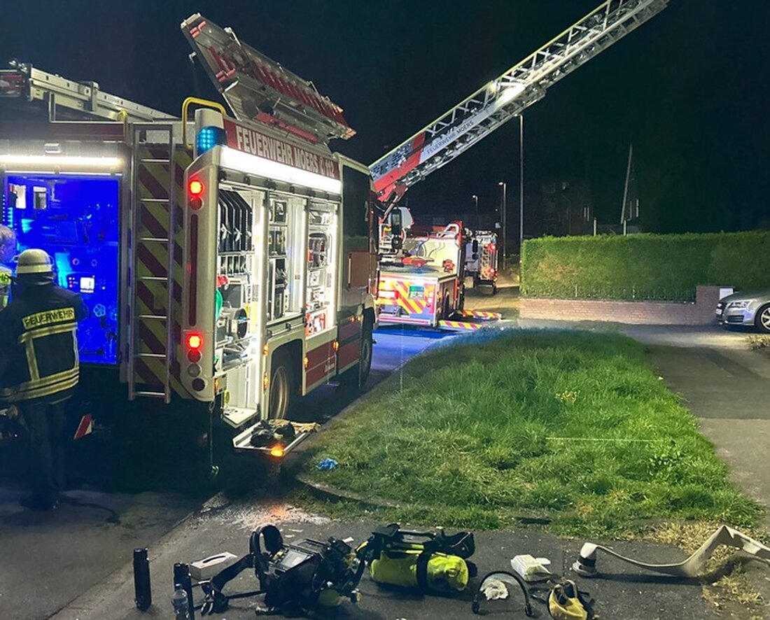 Feuerwehr Moers löschte ein Gartenhausbrand in Meerbeck. Totalverlust des Gebäudes, Brandursache wird ermittelt.