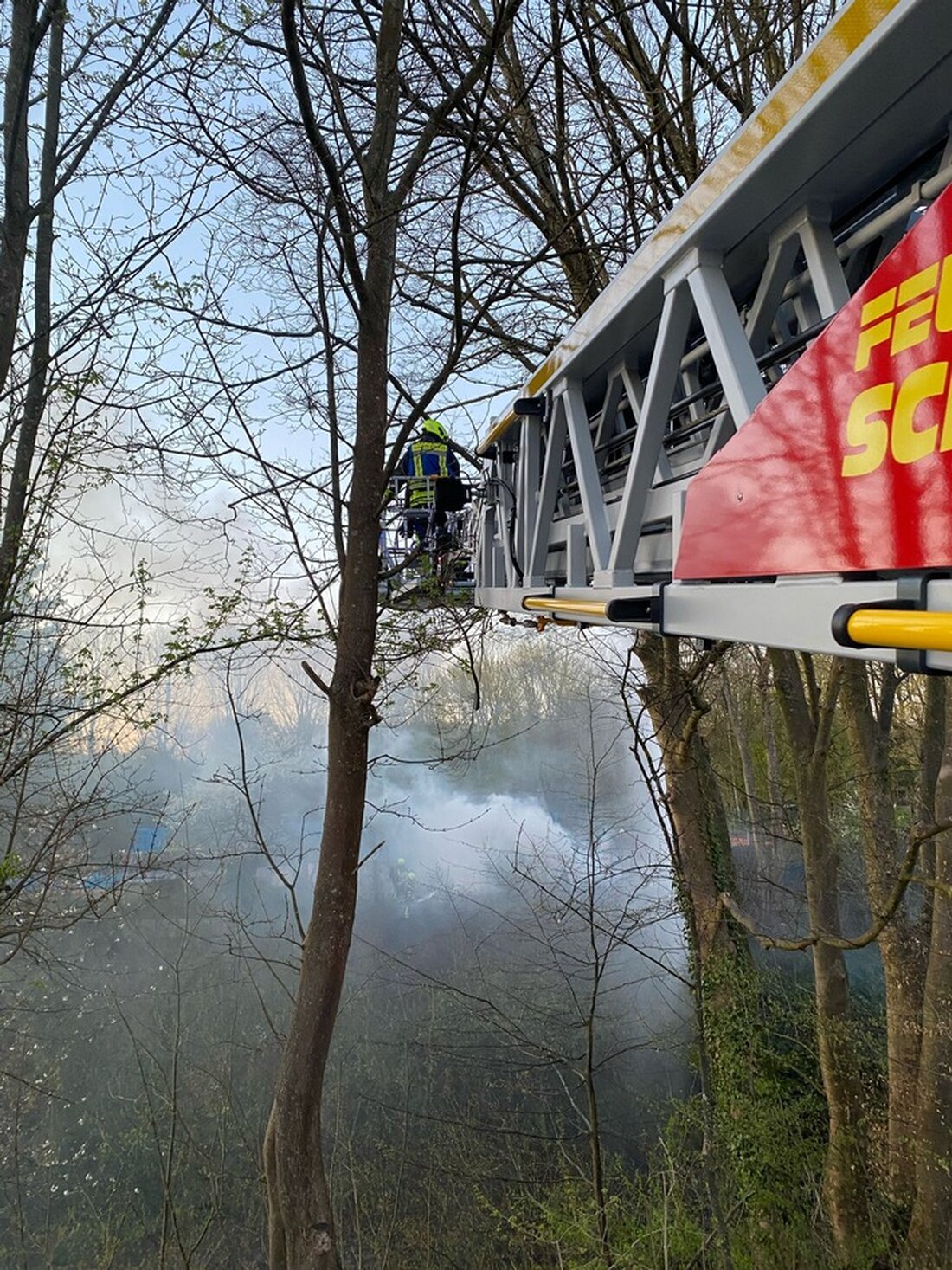 Feuerwehr Schwelm löscht Gartenlaubenbrand an Bahngleisen. Starker Rauch und umfangreiche Maßnahmen verhinderten Ausbreitung.