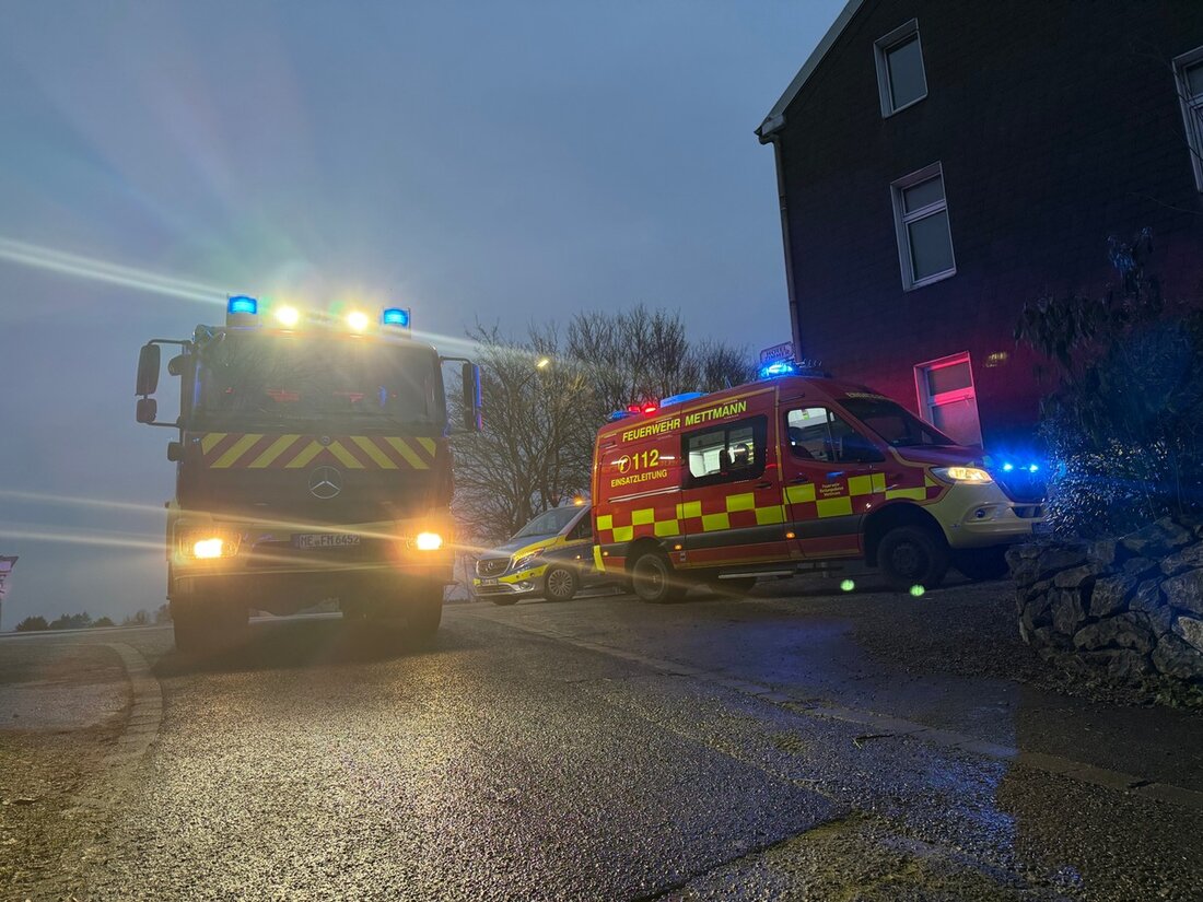 Am 10.02.2025, alarmierte die Feuerwehr Mettmann wegen einer Gasausströmung in Niederschwarzbach. Gefahrenbereich gesichert.
