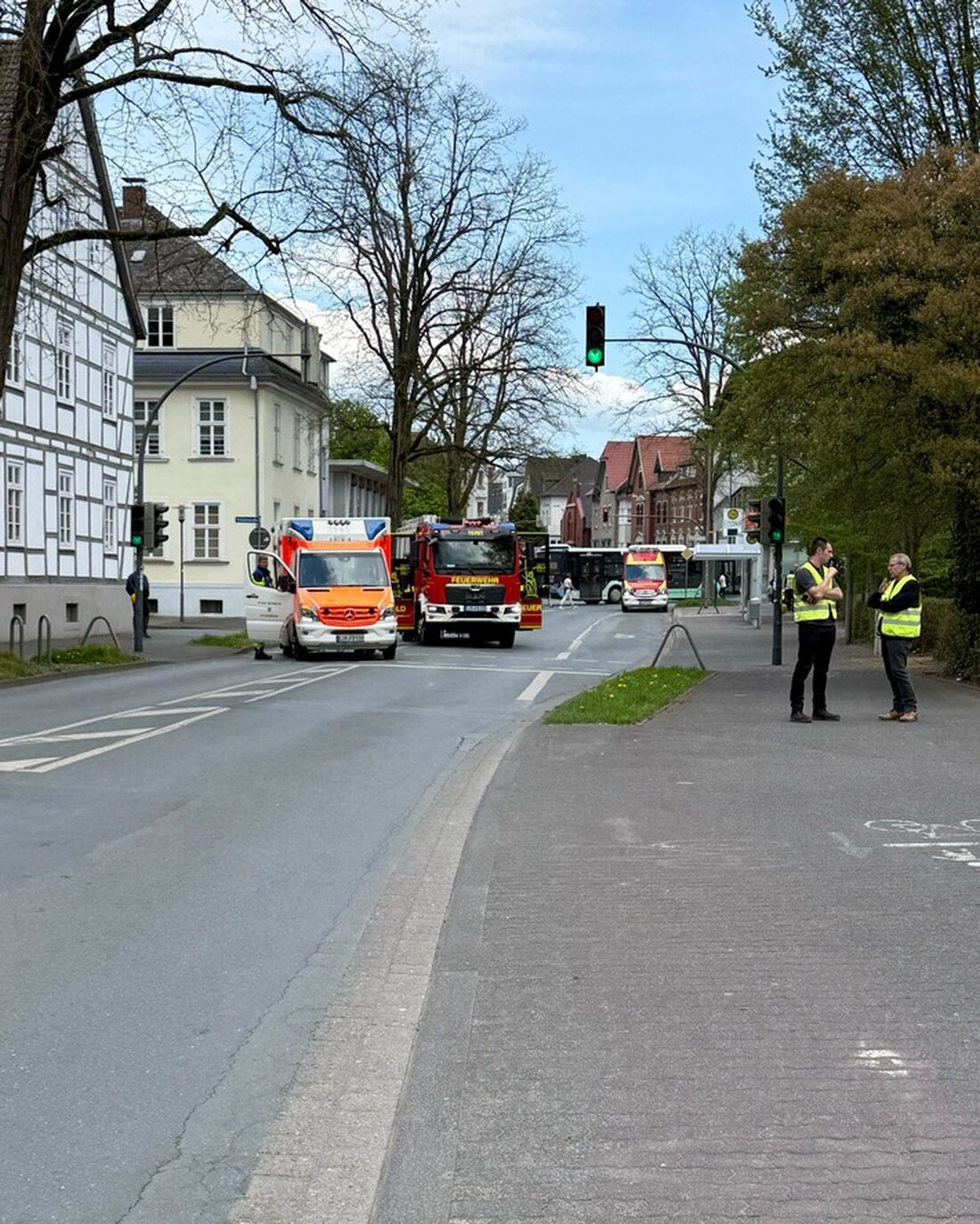 Die Feuerwehr Detmold wurde zu einem Gasaustritt an der Leopoldstraße alarmiert. Bei Bauarbeiten wurde eine Gasleitung beschädigt.
