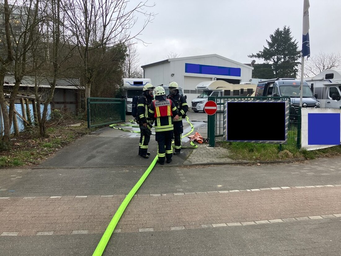 Feuerwehr Mülheim an der Ruhr eilte zu einem Gasaustritt an der Kölner Straße. Leckage am Flüssigkeitstank wurde schnell gesichert.