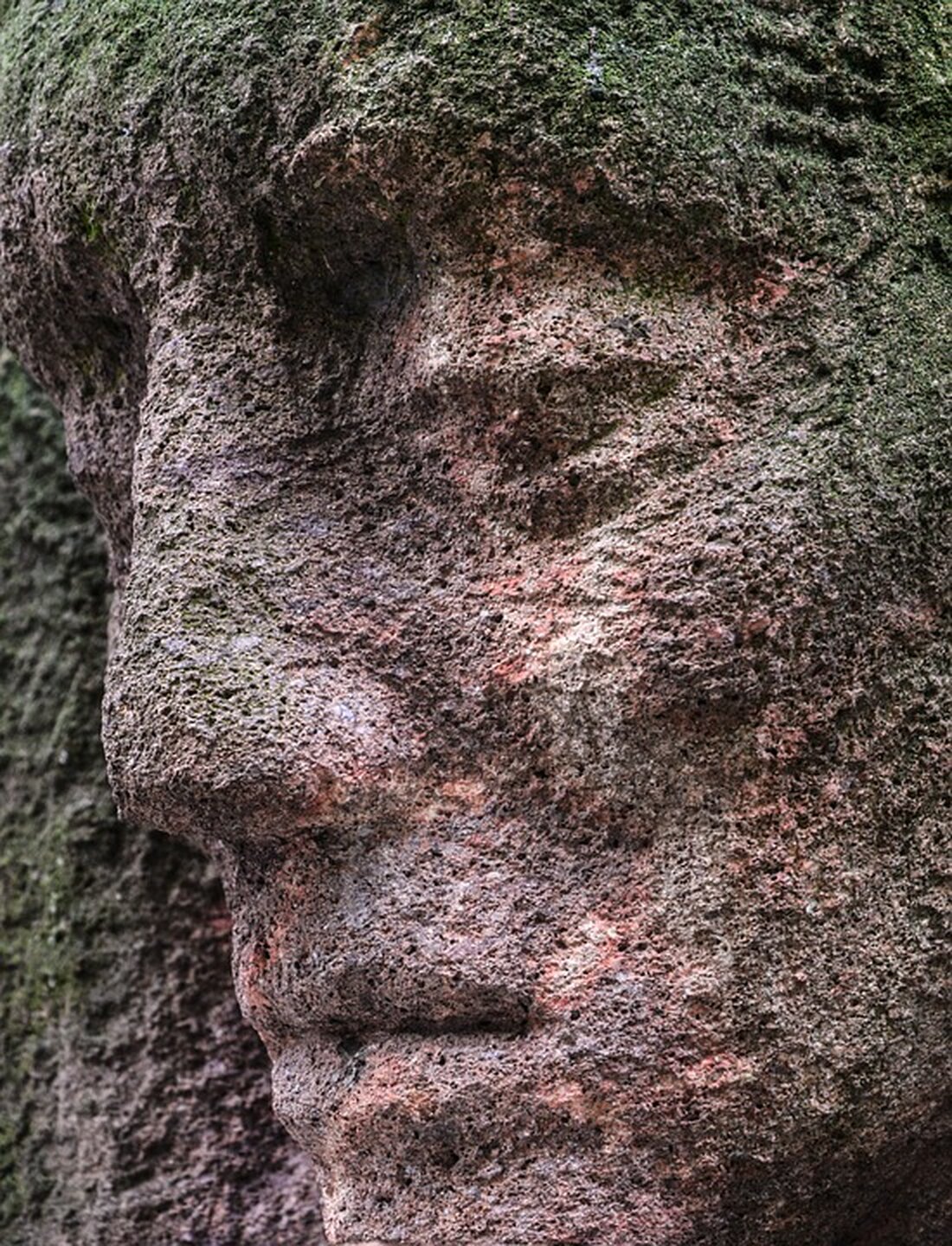 Gedenkveranstaltung für Mete Eksi: Am 13. November 2024 legt das Bezirksamt Charlottenburg-Wilmersdorf ein Gesteck am Mahnmal auf dem Adenauerplatz nieder. Erinnern Sie sich an den tragischen Verlust des Schülers, der 1991 während einer gewalttätigen Auseinandersetzung starb, und reflektieren Sie über die Bedeutung von Respekt und Gewaltfreiheit.
