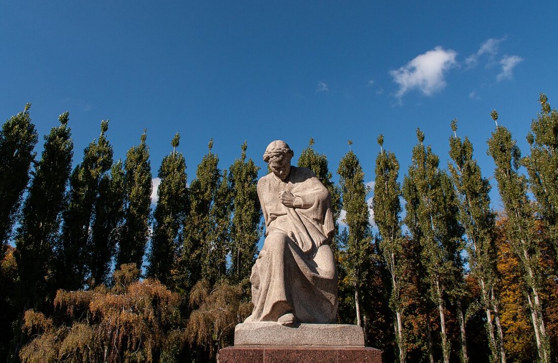 Erfahren Sie mehr über die temporäre Sperrung der Stele zur Erinnerung an die Opfer der Zwangsarbeit 1939-1945 aufgrund von dringenden Baumaßnahmen, Restaurierungsarbeiten und Sicherungsmaßnahmen nach Vandalismusschäden. Lesen Sie, warum diese Maßnahmen notwendig sind, um die Gedenkstätte zu erhalten und die Erinnerung an die Vergangenheit zu bewahren.