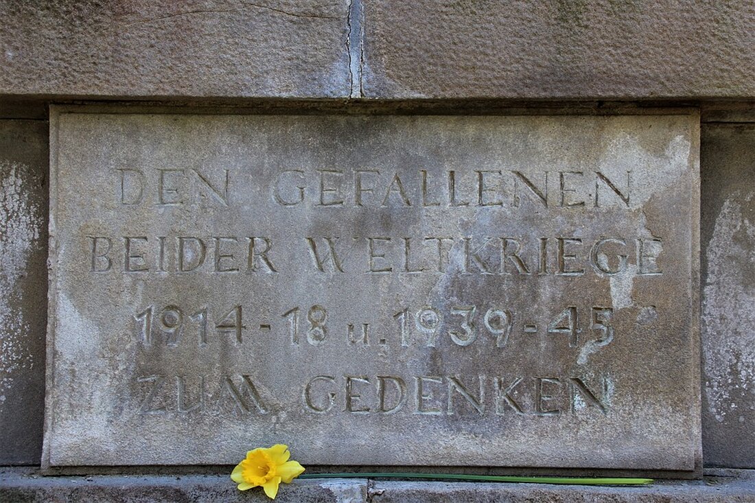Marco Brauchmann, Bezirksstadtrat für Weiterbildung, Schule, Kultur und Sport, gab bekannt, dass die Gedenktafel für den ehemaligen Jüdischen Friedhof Köpenick auf dem Innenhof des Wohnhauses Gehsener Straße 78 in 12555 Berlin-Köpenick in den nächsten Tagen entfernt wird. Der Grund dafür ist, dass die Tafel am derzeitigen Ort nicht für die Öffentlichkeit zugänglich ist. Im November soll das Erinnerungszeichen in der Nähe des bisherigen Standorts neu aufgestellt werden, wozu eine gesonderte Ankündigung erfolgen wird. Der ehemalige Jüdische Friedhof Köpenick befand sich zwischen der Gehsener Straße und Hoernlestraße und wurde 1894 von der „Synagogen-Gemeinde Cöpenick“ erworben. Der Friedhof wurde während der nationalsozialistischen …
