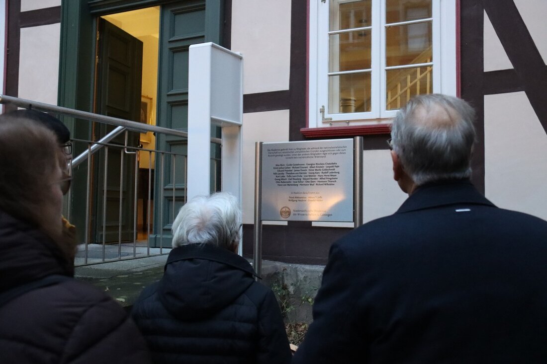In Göttingen wurde eine Gedenktafel für jüdische Akademiemitglieder gestohlen. Polizei sucht Zeugen zwischen 14. und 17. Februar 2025.