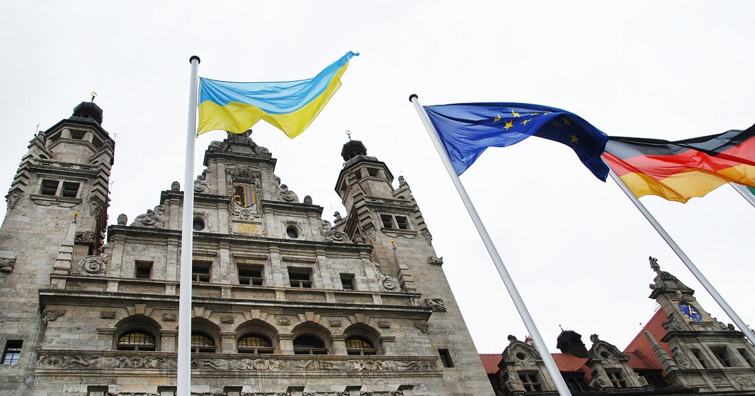 Gedenkwoche zum Jahrestag des russischen Angriffskriegs gegen die Ukraine Am 24. Februar 2023 jährt sich der Beginn des russischen Angriffskrieges auf die Ukraine. Seit seinem Beginn steht die Stadt Leipzig an der Seite der Ukraine, ist insbesondere mit ihrer ältesten Partnerstadt Kiew im ständigen Austausch. Mit einer Gedenkwoche, die ein breites Bündnis aus Vereinen, Initiativen und Akteuren gemeinsam mit der Stadt Leipzig vorbereitet, soll zum Jahrestag des Kriegsbeginns ein Zeichen der Verbundenheit und Solidarität gesetzt werden. Am 24. Februar 2022 hat die Stadt Leipzig vor dem Neuen Rathaus die Flagge der Ukraine gehisst. © Stadt Leipzig/sf „Ein Jahr Krieg in &hellip;