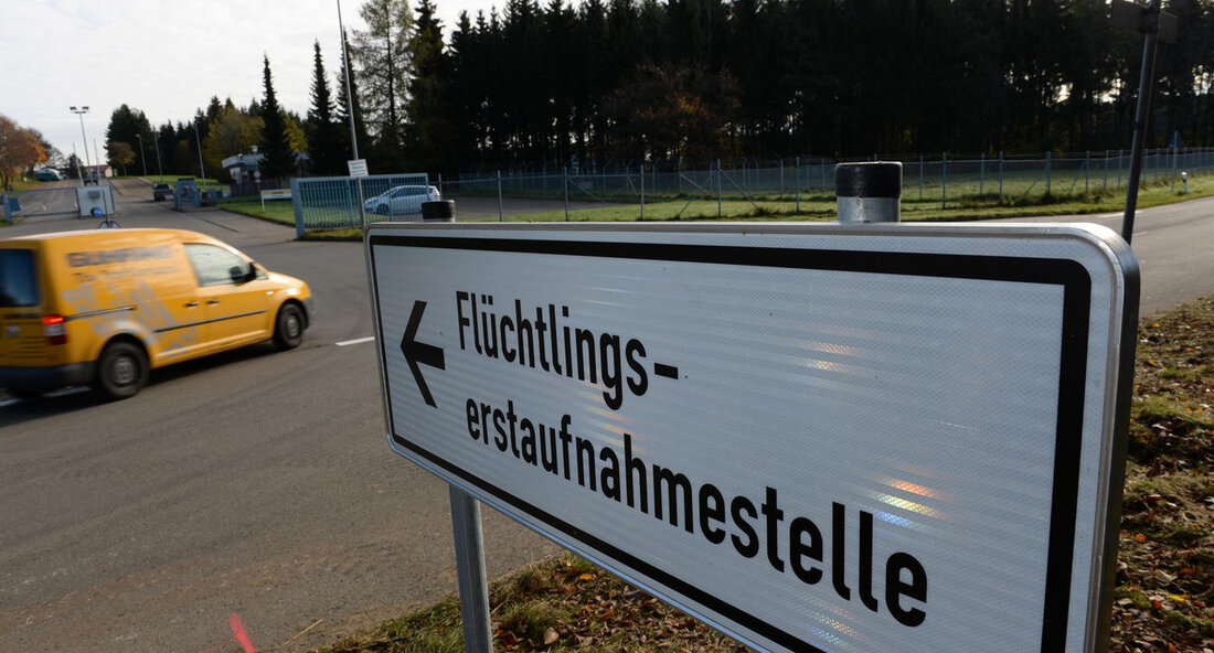 Das Land Baden-Württemberg hat Geeignetheitsprüfungen für drei Liegenschaften in Stuttgart für Zwecke der Flüchtlingserstaufnahme eingeleitet. Dabei handelt es sich um ein Areal in Stuttgart-Obertürkheim, die Landesliegenschaft am Erwin-Schöttle-Platz in Stuttgart-Süd und ein Grundstück in Stuttgart-Weilimdorf. Diese Prüfungen werden ergebnisoffen durchgeführt und alle örtlichen Beteiligten werden einbezogen. Der Ausbau eines effizienten Erstaufnahmesystems ist von großer Bedeutung, um eine sichere und geordnete Flüchtlingsaufnahme zu gewährleisten. Baden-Württemberg benötigt mittelfristig 9.000 zusätzliche Plätze für die Flüchtlingsunterbringung in den Erstaufnahmeeinrichtungen des Landes. Daher wird intensiv nach neuen Unterbringungsmöglichkeiten gesucht. Dieser Prozess beinhaltet eine genaue Prüfung potenzieller Standorte, zunächst auf Fachebene und dann in enger Zusammenarbeit …