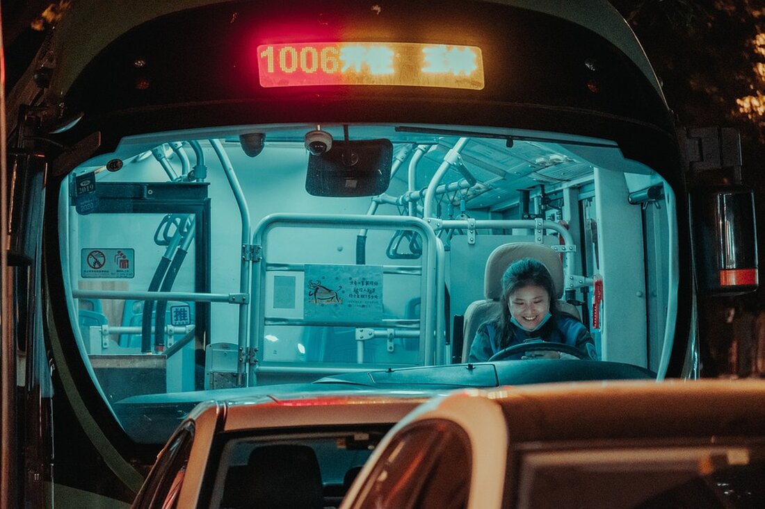 Baustellen ohne Absicherung gefährden Verkehrsteilnehmer und Arbeiter. Experten warnen vor den Risiken und appellieren an Sicherheit.