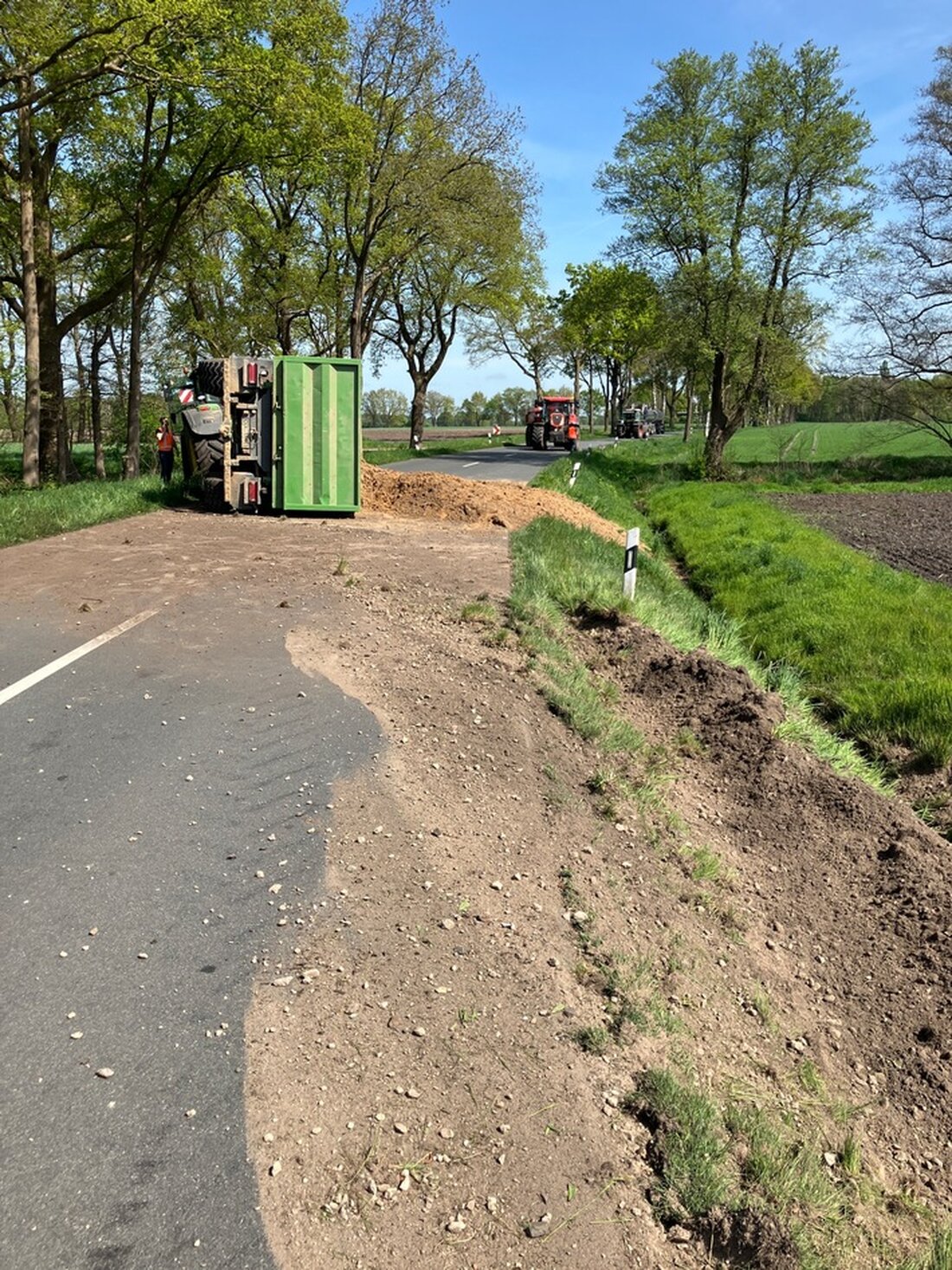 Illegale Jagdfallen gefährden Arbeiter in Bremervörde, während ein Traktorunfall bei Wittkopsbostel Vollsperrung verursachte. Suchaktion nach Klaus Renken läuft.