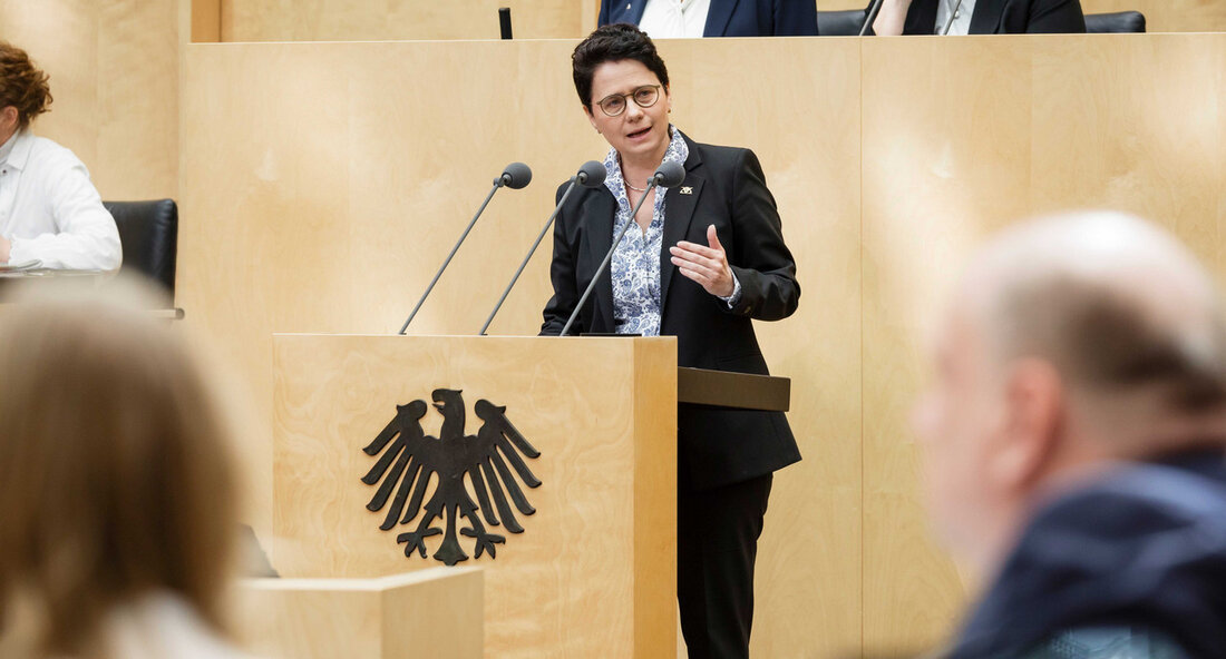 Die Bundesjustizministerin Marion Gentges hat Bedenken bezüglich des Gesetzentwurfs zur Regelung des Einsatzes von Verdeckten Ermittlern und Vertrauenspersonen geäußert. Sie warnt vor der Gefahr, dass Vertrauenspersonen durch die geplanten Neuregelungen leichter enttarnt werden könnten. Der aktuelle Gesetzentwurf, der kürzlich im Bundesrat beraten wurde, sieht vor, dass Unterlagen und Informationen zu Vertrauenspersonen aufgrund eines Richtervorbehalts Eingang in Gerichtsakten finden könnten. Dies würde bedeuten, dass diese sensiblen Informationen früher oder später auch dem Beschuldigten bekannt werden könnten. Im Vergleich zur aktuellen Rechtslage, bei der solche Informationen in gesonderten Akten der Staatsanwaltschaft aufbewahrt und im gerichtlichen Verfahren gesperrt werden können, stellt dies eine &hellip;