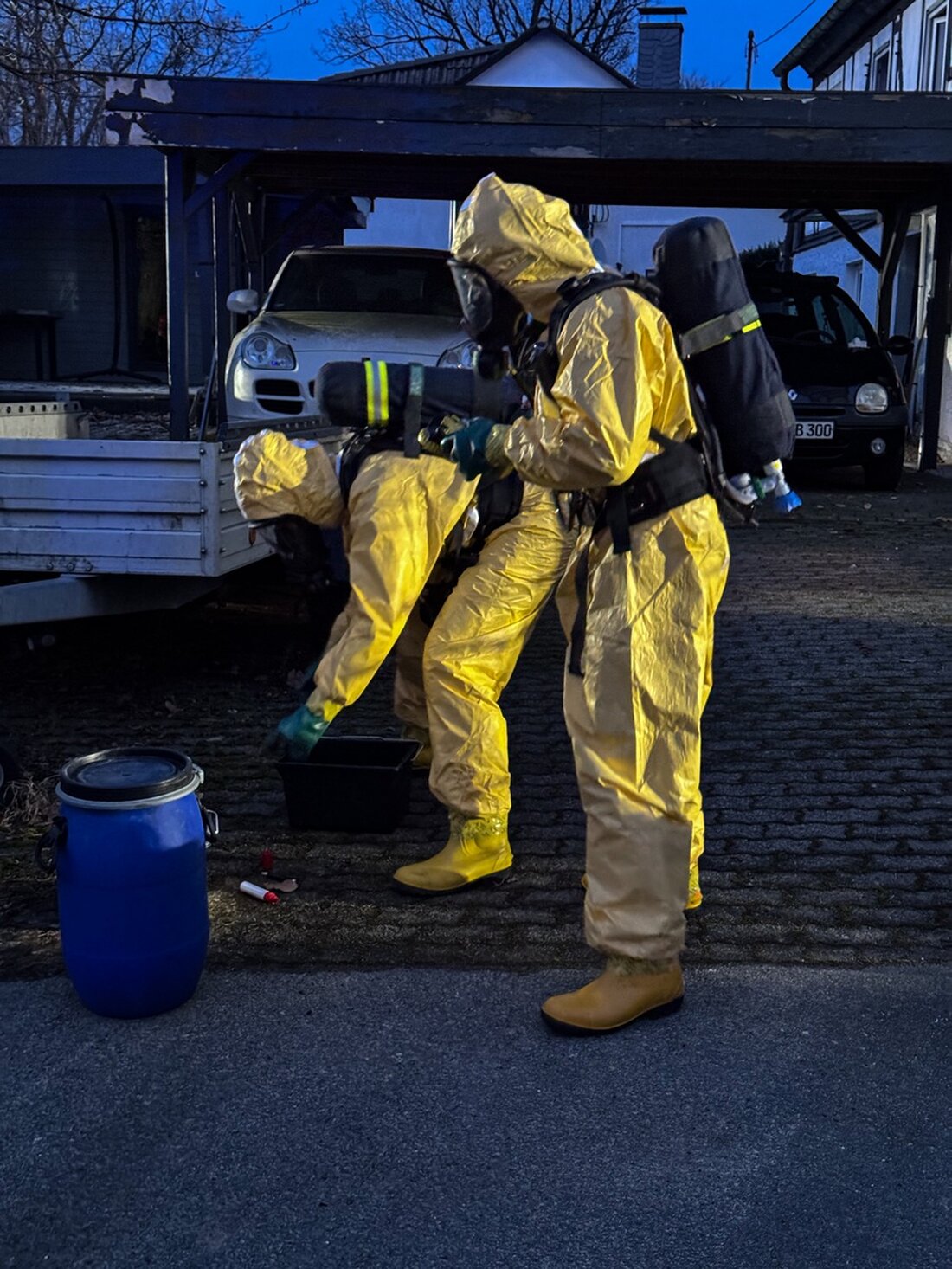 Feuerwehr Wenden kämpfte in Hünsborn gegen Buttersäure-Alarm. Umfangreiche Maßnahmen zur Gefahrenabwehr und Lüftung eingeleitet.