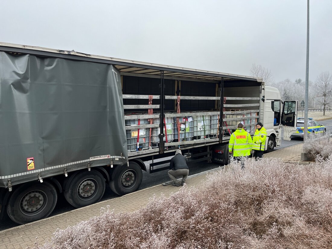 Die Autobahnpolizei stoppte einen gefährlichen Mülltransport auf der A71. Der Fahrer musste eine Strafe zahlen. Detailierte Informationen im Artikel.
