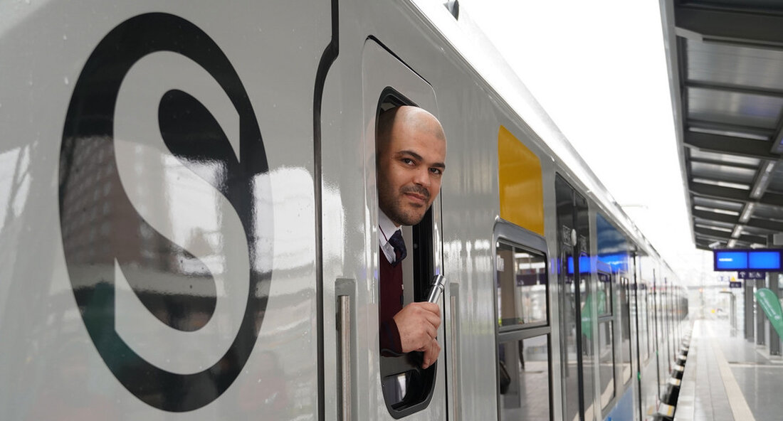 13 Geflüchtete aus Iran, Syrien und Pakistan stehen bei der Deutschen Bahn in Stuttgart kurz vor dem Abschluss ihrer Ausbildung. Das Modellprojekt mit Geflüchteten wird vom Land unterstützt. Die Beteiligten zogen in der Landeshauptstadt ein Zwischenfazit. Die Deutsche Bahn (DB), das Land Baden-Württemberg und die Bundesagentur für Arbeit ziehen eine Zwischenbilanz zum Pilotprojekt: 13 Geflüchtete aus Iran, Syrien und Pakistan stehen kurz vor dem Abschluss. 2021/2022 hat die S-Bahn Stuttgart über 100 Lokführerinnen und Lokführer eingestellt. Sie stammen aus Iran, Syrien und Pakistan und werden ab Anfang kommenden Jahres das Team der Stuttgarter S-Bahn verstärken: Die Deutsche Bahn (DB) bildet erstmals …