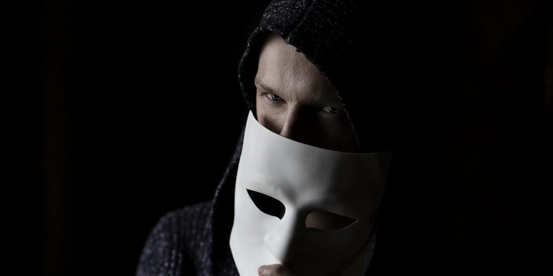Während sich Valentine nähert, hat das FBI die Öffentlichkeit davor gewarnt, auf Krypto-Romantik-Betrug hereinzufallen, bei dem Betrüger sich als romantische Eroberungen auf Online-Plattformen ausgeben. Diese Betrüger locken dann ihre Opfer dazu, über betrügerische Plattformen in Krypto zu investieren, und wenn sie sie austricksen, brechen sie jeden Kontakt ab. Der Valentinstag steht vor der Tür und während romantische Partner auf der ganzen Welt sich darauf vorbereiten, Zeit miteinander zu verbringen, rüsten Betrüger darauf, ahnungslose Opfer unter dem Deckmantel von Krypto-Investitionen um ihr hart verdientes Geld zu bringen. Das FBI hat eine Warnung vor diesen Betrügern herausgegeben und enthüllt, dass 2021 die …