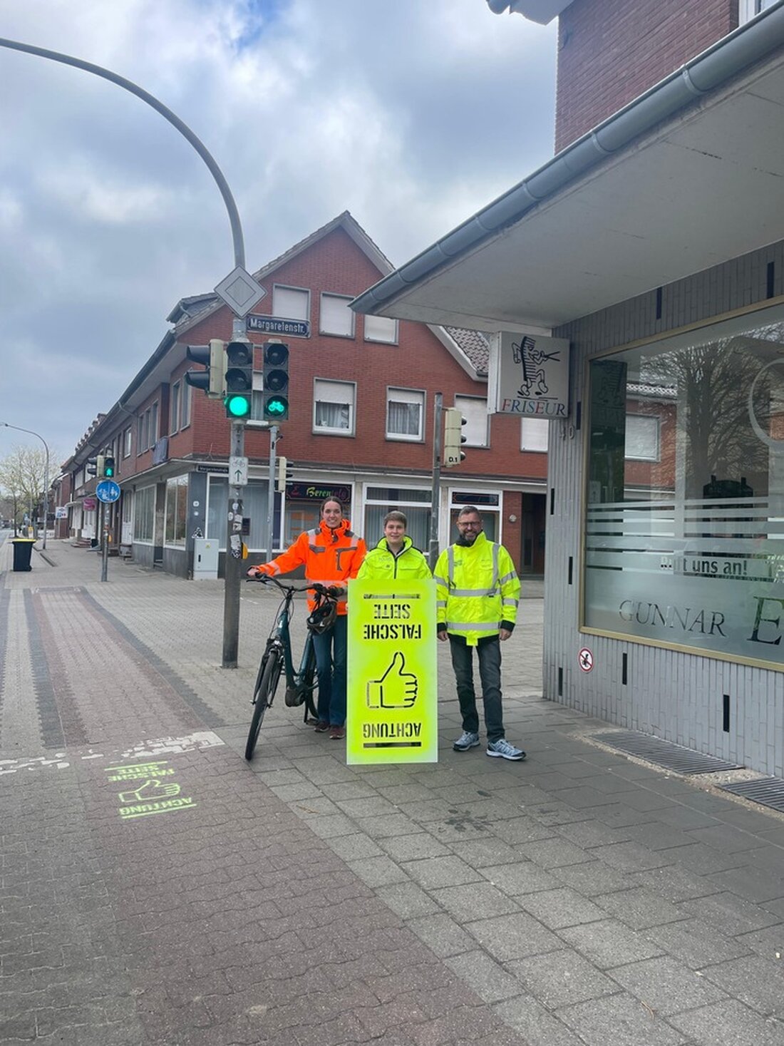 Die Polizei Emsland/Grafschaft Bentheim bringt erneut Geisterradler-Symbole an, um auf Gefahren des Radfahrens entgegen der Richtung hinzuweisen.