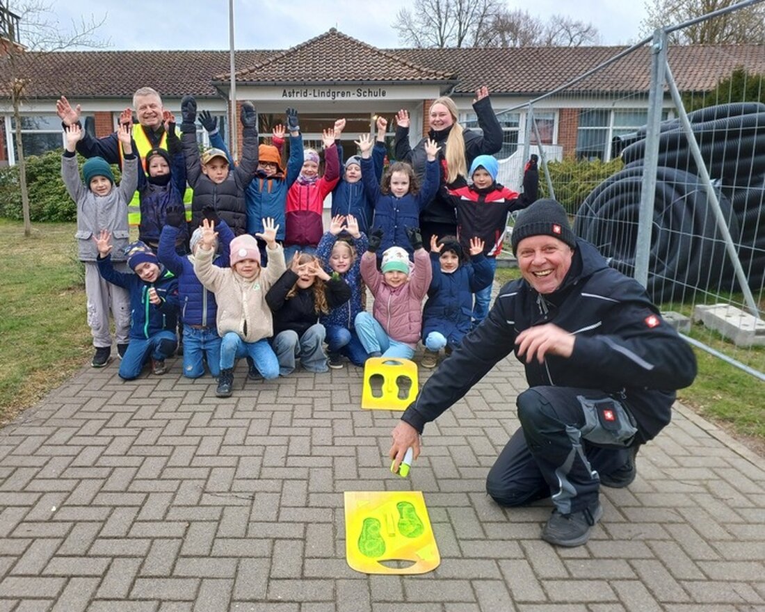 Die Polizeiinspektion Gifhorn stellt die "Gelben Füße" vor, um die Sicherheit von Kindern auf dem Schulweg zu erhöhen.