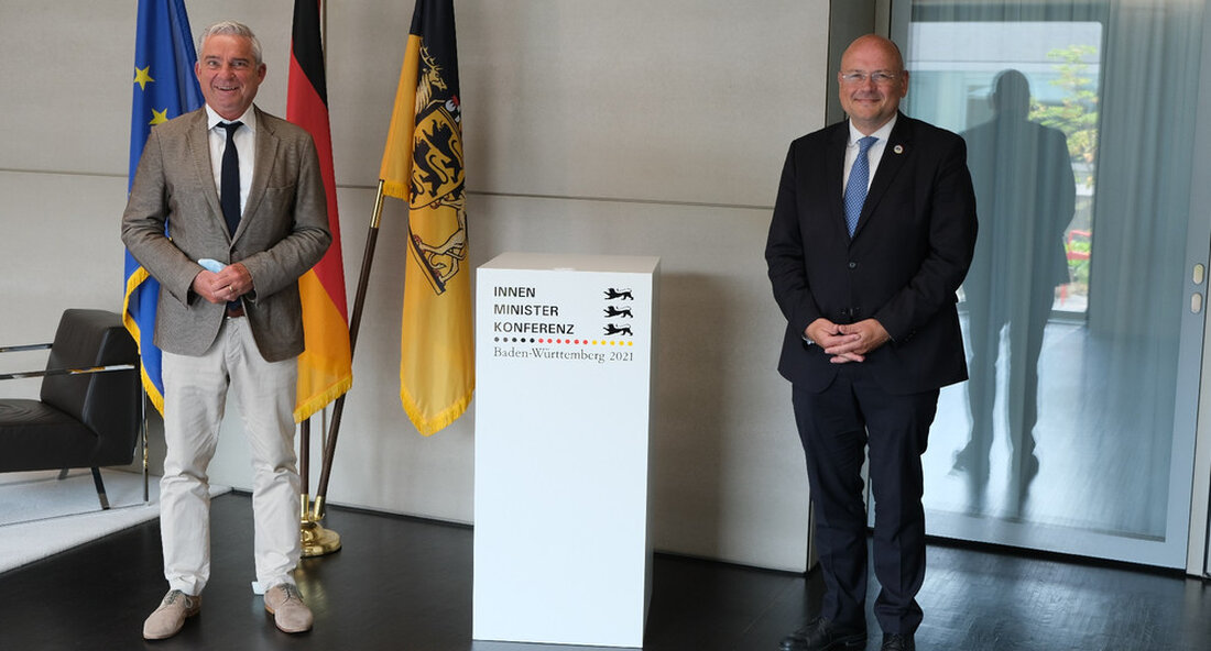 Ziel von Bund und Ländern ist es, gemeinsam an der Verbesserung der Sicherheit im Cyberspace zu arbeiten. Darauf hat sich Minister Strobl bei ihrem Treffen mit dem Präsidenten des Bundesamtes für Sicherheit in der Informationstechnik (BSI) Arne Schönbohm verständigt. „Die fortschreitende Digitalisierung und die Entwicklung neuer Technologien vergrößern die Angriffsfläche für Cyberangriffe. Wir sehen eine deutliche Zunahme der Fallzahlen und eine zunehmende Professionalisierung der Angriffe. Der durch die Corona-Pandemie ausgelöste Digitalisierungsschub hat die Entwicklung noch einmal verstärkt. DasCyberkriminalität stellt eine enorme Bedrohung für Wirtschaft und Gesellschaft dar. Deshalb handeln Bund und Länder – und wir handeln gemeinsam“, sagte der stellvertretende …