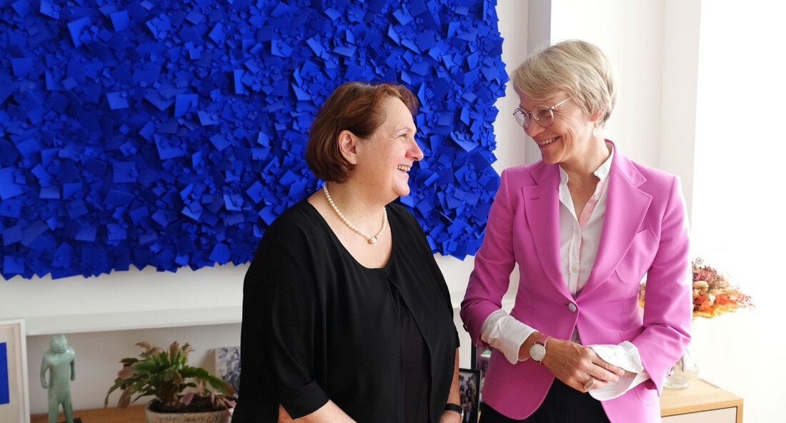 Die Bildungsministerinnen von Nordrhein-Westfalen und Baden-Württemberg, Dorothee Feller und Theresa Schopper, haben sich kürzlich getroffen, um über gemeinsame Herausforderungen im Bildungsbereich zu diskutieren. Ein zentraler Punkt des Gesprächs war die datengestützte Qualitätsentwicklung und die Förderung von Basiskompetenzen. Ministerin Schopper betonte die Bedeutung des Föderalismus in der Bildung und betonte, dass der Austausch zwischen den Ländern von großer Bedeutung sei. Sie präsentierte das Konzept der datengestützten Schulentwicklung in Baden-Württemberg und betonte, dass dieser Ansatz dazu beiträgt, die Qualität des Unterrichts zu verbessern. Durch die Analyse von Leistungsdaten können Schulen und Schulverwaltungen gezielt Maßnahmen ergreifen, um die Lehr- und Lernbedingungen zu optimieren. …