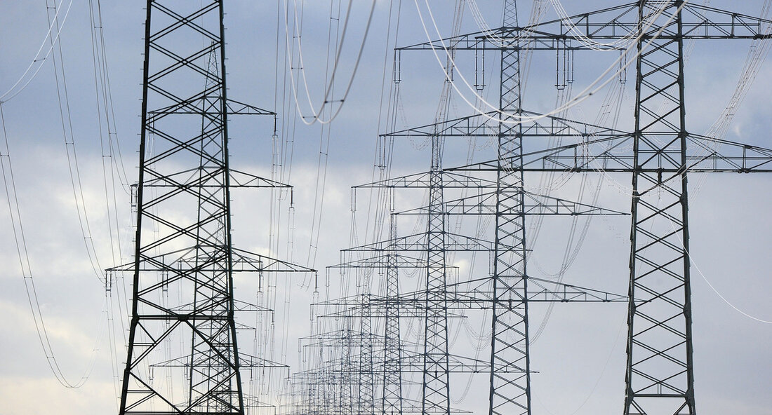 Gemeinsamer Kraftakt für die Energiewende: Diskussion über Finanzierung und Ausbau der erneuerbaren Energien in Baden-Württemberg Beim 13. Energiepolitischen Gespräch in Stuttgart standen am Mittwoch, den 13. März 2024, die nächsten Schritte der Energiewende in Baden-Württemberg im Fokus. Ministerpräsident Winfried Kretschmann betonte die Notwendigkeit eines gemeinsamen Kraftakts aus Politik, Wirtschaft und Gesellschaft, um die Energiewende erfolgreich umzusetzen. Ein zentrales Thema der Diskussion war die Finanzierung der Energiewende. Der Ministerpräsident wies darauf hin, dass die Strompreise noch zu hoch seien und Lösungen zur Finanzierung gefunden werden müssten. Gleichzeitig betonte er, dass die Versorgungssicherheit gewährleistet sei und forderte eine verstärkte Produktion von grünem …