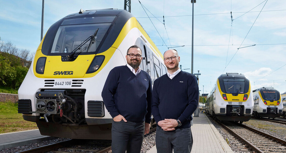 Breites Bündnis gegen Fachkräftemangel im Öffentlichen Personennahverkehr Ein breites gesellschaftliches Bündnis aus Politik, Wirtschaft, Gewerkschaften und Verbänden hat sich zusammengeschlossen, um das Problem des Fachkräftemangels im Öffentlichen Personennahverkehr (ÖPNV) anzugehen. Das Bündnis hat drei Hauptaufgaben identifiziert: die Sichtbarkeit der Berufe im ÖPNV erhöhen, Mehrwerte für die Beschäftigten schaffen und die Rahmenbedingungen verbessern. Der Ausbau und die Attraktivität des ÖPNV sind wichtige Bestandteile für die Mobilitätswende. Um dies zu gewährleisten, werden ausreichend Fachkräfte benötigt, die Busse und Bahnen fahren, warten und verwalten können. Der Fachkräftemangel ist jedoch auch im öffentlichen Verkehrssektor ein Problem und wird sich in Zukunft weiter verschärfen, da …