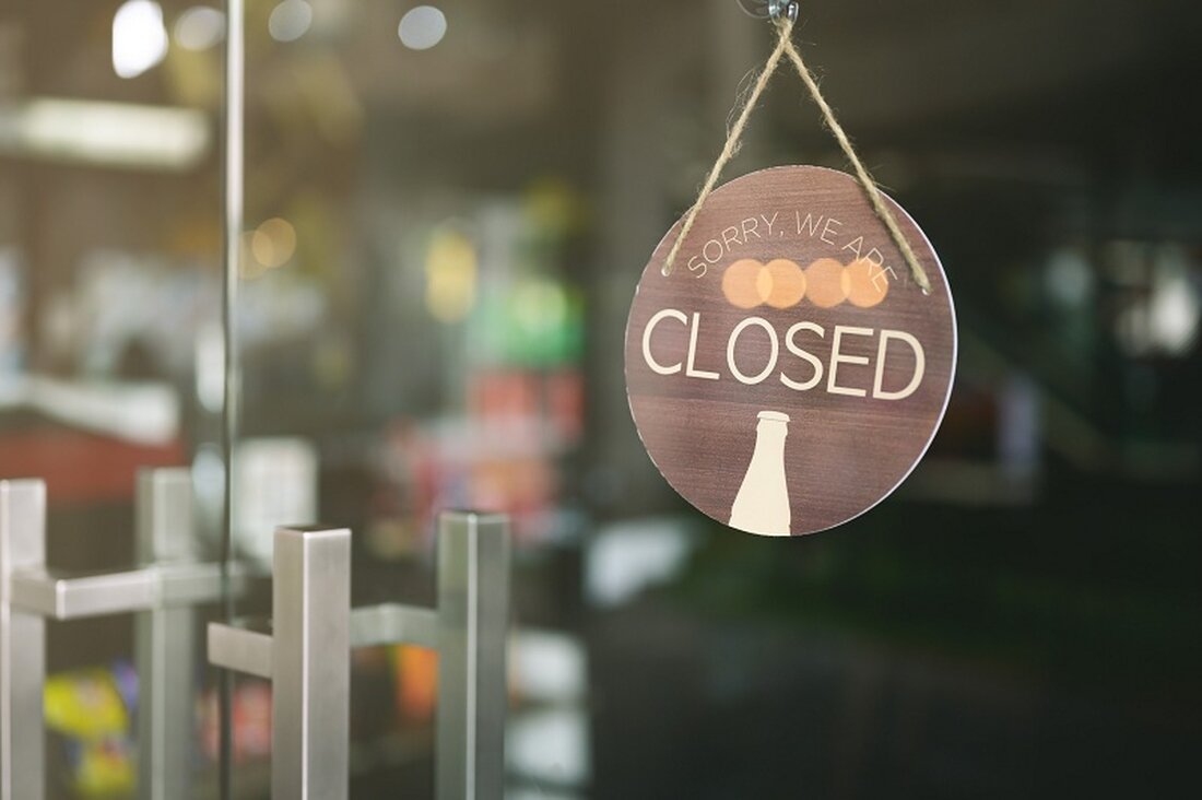 Genesis Global Trading konnte den Konkurs von Genesis Anfang des Jahres vermeiden. Genesis versucht derzeit, Gelder zu beschaffen, um seine Gläubiger zurückzuzahlen. Die Muttergesellschaft von Genesis, DCG, kam zu Hilfe und erzielte eine grundsätzliche Einigung mit den Gläubigern. Laut einer E-Mail an Kunden vom Dienstag wird der Spot-Krypto-Handelsbetrieb von Genesis noch in diesem Monat eingestellt. Der E-Mail zufolge wird Genesis Global Trading (GGT) seine außerbörsliche Handelsplattform am 18. September einstellen. Alle Geschäfte müssen bis zum 21. September abgeschlossen sein; andernfalls werden alle offenen Konten am Ende des Tages am 30. September storniert. In der E-Mail hieß es, dass „die Entscheidung …