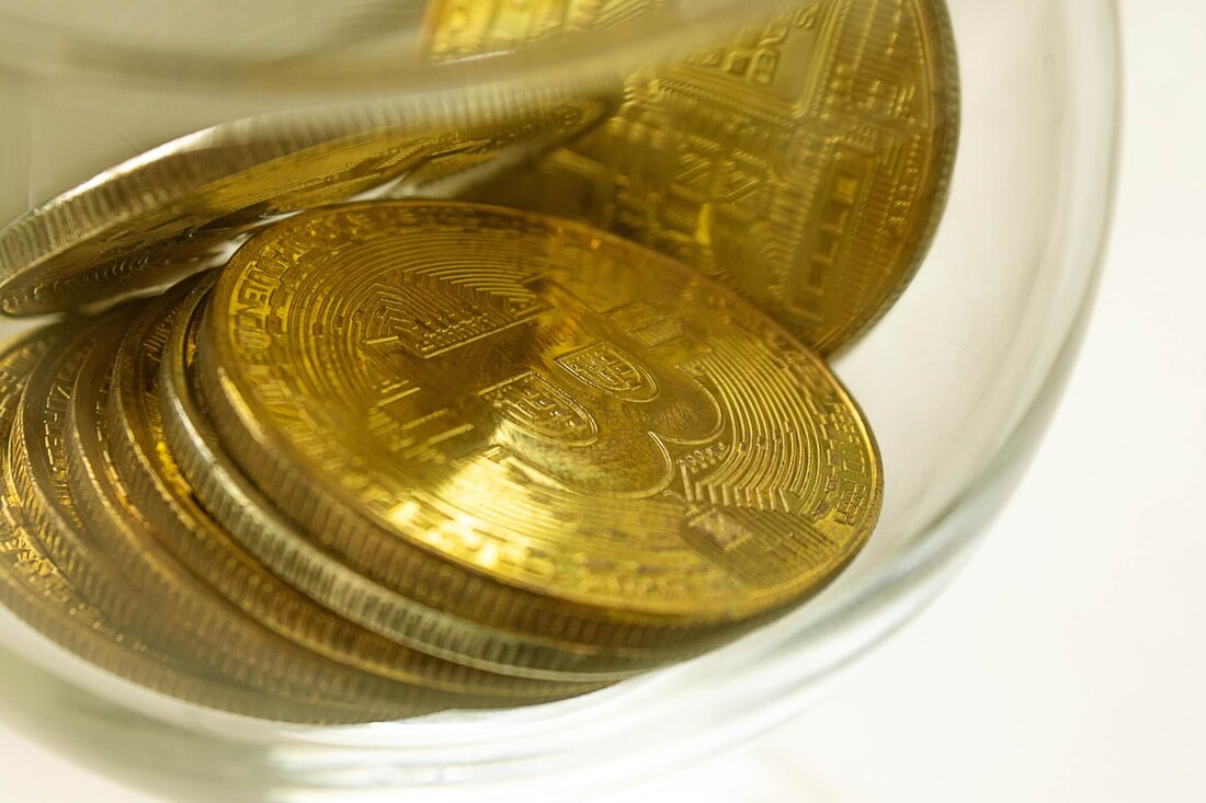 Im Rahmen der Insolvenzsanierung hat Genesis BTC im Wert von 2,12 Milliarden US-Dollar und ETH im Wert von 838 Millionen US-Dollar überwiesen. Genesis wird seinen Gläubigern 3 Milliarden US-Dollar zurückzahlen und damit 77 % der Kundenforderungen abdecken. Digital Currency Group wird keine Auszahlung aus dem Insolvenzplan von Genesis erhalten. In den letzten drei Tagen hat Genesis Trading etwa 32.256 BTC im Wert von rund 2,12 Milliarden Dollar und 256.775 ETH im Wert von etwa 838 Millionen Dollar an verschiedene Adressen verschoben. Diese umfangreiche Vermögensübertragung wird als Teil der Bemühungen des Unternehmens gesehen, die Rückzahlungen an seine Gläubiger im Rahmen seines …