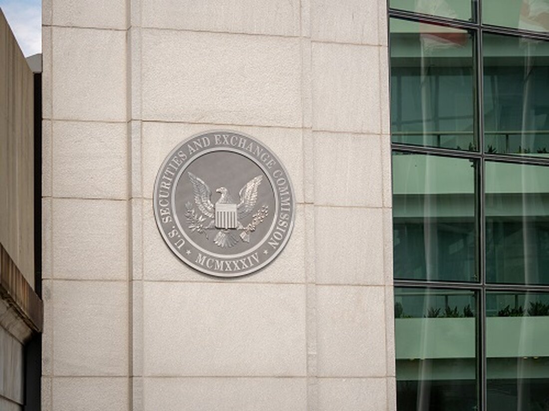 Genesis begleicht SEC-Strafe in Höhe von 21 Mio. US-Dollar, dauerhafte einstweilige Verfügung wegen Verstößen gegen Gemini Earn. SEC-Vorsitzender Gensler betont die Einhaltung der Wertpapiergesetze durch Kryptowährungen. Genesis wurde zum Verkauf von GBTC-Vermögenswerten im Wert von 1,6 Milliarden US-Dollar autorisiert. Laut einem Bericht hat Genesis Global Capital zugestimmt, eine Strafe in Höhe von 21 Millionen US-Dollar zu zahlen und eine dauerhafte einstweilige Verfügung für den Verkauf nicht registrierter Wertpapiere zu akzeptieren offizielle Pressemitteilung von der US-amerikanischen Securities and Exchange Commission (SEC). Die von einem New Yorker Bundesrichter abgeschlossene Vereinbarung stellt einen bedeutenden Schritt bei der Beilegung des Rechtsstreits gegen Genesis und …