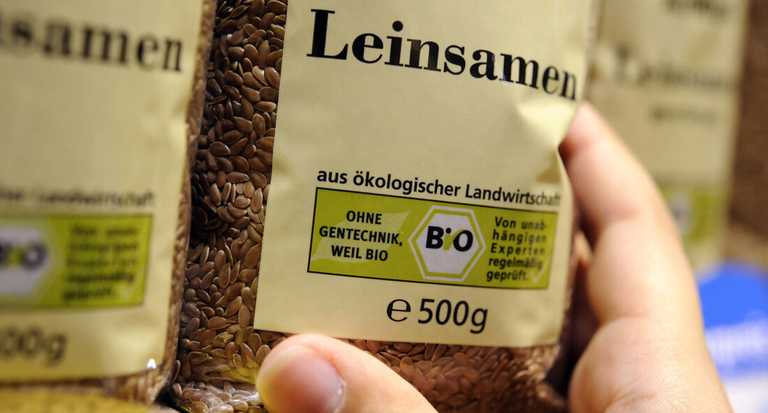 Die für die Futtermittel- und Lebensmittelkontrolle zuständigen Behörden haben Leinsamen mit nicht autorisierter genetischer Veränderung entdeckt. Die Spuren von gentechnisch verändertem Leinsamen sind für die menschliche Gesundheit harmlos, die Waren werden zerstört. Im Rahmen der regelmäßigen Untersuchungen von inländischen Ernteproben in Baden-Württemberg auf gentechnisch veränderte Bestandteile wird 2020 erstmals seit mehreren Jahren wieder ein positives Ergebnis erzielt, teilte das baden-württembergische Verbraucherministerium am Dienstag, 8. Dezember 2020 mit. Die Spuren der genetischen Veränderung der Leinsamen sind für die menschliche Gesundheit harmlos. Die baden-württembergischen Behörden der Futterkontrolle und Lebensmittelkontrolle gefunden in einer Zufallsstichprobe von biologisch veränderten organischen Leinsamenanteilen des nicht zugelassenen gentechnisch …