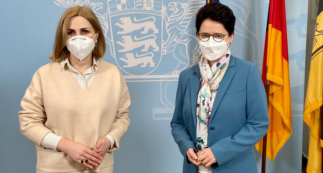 Justiz- und Migrationsministerin Marion Gentges empfing die stellvertretende Justizministerin der Ukraine Olena Vysotska. Die Ministerinnen und Minister tauschten sich über Fragen des Strafvollzugs und der Strafvollzugsarbeit in Baden-Württemberg aus. Der Minister für Justiz und Migration, Marion Gentges, empfing die stellvertretende Justizministerin der Ukraine, Olena Vysotska, mit einer Delegation in Stuttgart. Schwerpunktthemen des Austauschs waren die Justizvollzugsanstalt Baden-Württemberg, die Jugendhaftanstalt und die Vollstreckungsarbeit (VAW) in Baden-Württemberg. In jeder Justizvollzugsanstalt in Baden-Württemberg gibt es Vollzugsfirmen, die für die Beschäftigung von Gefangenen zuständig sind. Die ukrainische Delegation wurde von Vertretern von begleitet Gefängnis-Gemeinschaftdie behauptet, die weltweit größte christliche Non-Profit-Organisation für Gefangene und der …