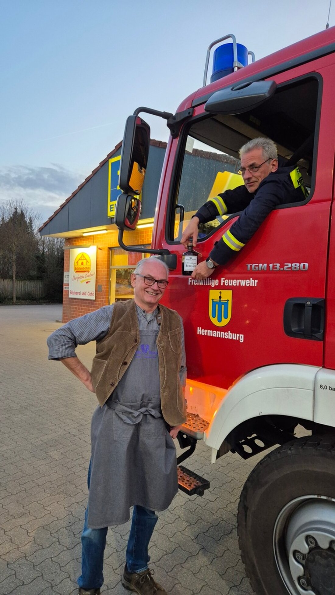Gerhard Bosselmann dankt der Feuerwehr Hermannsburg nach einem Brandmelder-Einsatz während eines Gin-Tastings im EDEKA.
