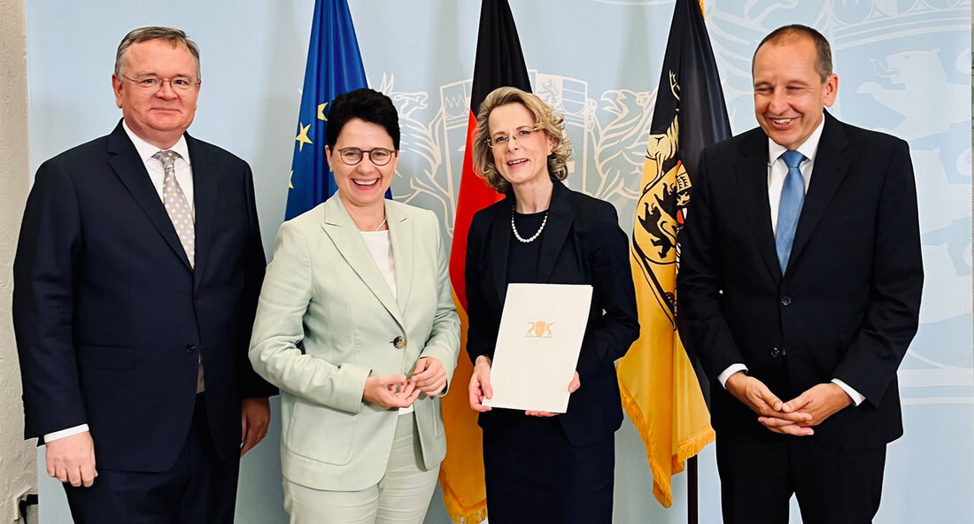 Gertrud Siegfried wird neue Präsidentin des Landgerichts Offenburg Am 16. September 2024 wurde Gertrud Siegfried zur neuen Präsidentin des Landgerichts Offenburg ernannt. Sie folgt damit auf Dr. Jens Martin Zeppernick, der im August 2024 das Landgericht Heidelberg leitete. Die Ernennung wurde durch die Ministerin für Justiz und Migration, Marion Gentges, im Rahmen einer feierlichen Veranstaltung bekannt gegeben. Gentges hob in ihrer Rede Siegfrieds beeindruckende Laufbahn und ihre außergewöhnliche Qualifikation hervor, die sie für diese verantwortungsvolle Position prädestiniere. Gertrud Siegfried bringt umfangreiche Erfahrungen in der Justiz mit, die sie in verschiedenen Positionen innerhalb des Justizsystems Baden-Württemberg gesammelt hat. Bevor sie zur …