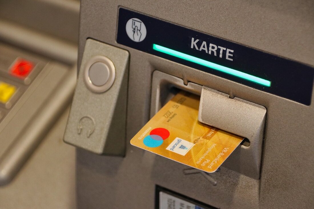 Aktuell sind in Parkanlagen, Grünflächen und am Straßenrand vermehrt Gespinste zu finden, die von Raupen der Gespinstmotten verursacht werden. Diese Gespinste stellen jedoch keine gesundheitliche Gefährdung für Menschen dar, da die Raupen keine Allergene besitzen. Die Gespinste überziehen Sträucher und Bäume und beherbergen Hunderte von Larven, die sich vom Blattgrün des umsponnenen Gehölzes ernähren. Nach etwa zwei Wochen entwickeln sich die Larven zu Faltern. Besonders betroffen sind Spindelsträucher, Schlehen und Weißdornbüsche. Gehölze können geschützt werden, wenn die Gespinste frühzeitig entfernt werden. Das Pflanzenschutzamt bietet weitere Informationen auf seiner Webseite. In Bezug auf lokale Auswirkungen könnten die vermehrten Gespinste zu einem …
