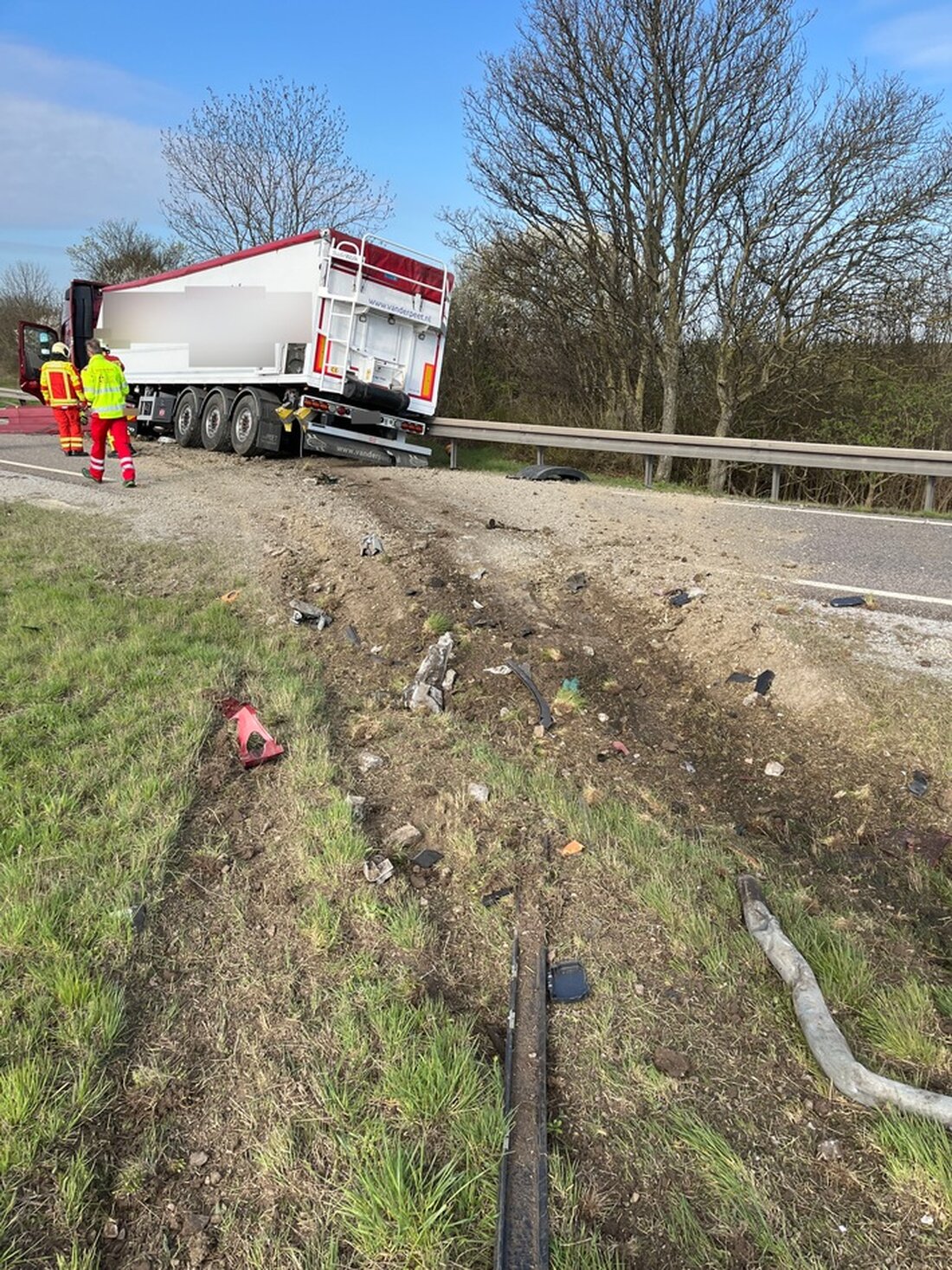 Ein Getreidelaster ist auf der A4 bei Erfurt-Vieselbach von der Fahrbahn abgekommen. Bergungsarbeiten verzögern den Verkehr.