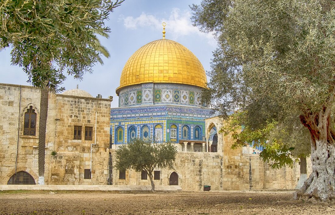 Gewalteskalation in Israel Seit zehn Jahren pflegt die Muldestadt Grimma partnerschaftliche Beziehungen zur israelischen Landgemeinde Gezer. Angesichts des neuerlichen Gewaltausbruchs in Israel ist die Sorge groß. Grimma. Wenn in Deutschland mehrere Milliarden in die Rüstung gesteckt würden und sich bei der Bundeswehr dennoch kein Rad drehe, lachten viele nur darüber, sagt Grimmas Oberbürgermeister Matthias Berger (parteilos). In Israel, das habe er gelernt, sei das anders: „Ganz anders.“ Die anhaltende Gewalteskalation zwischen Israel und der Palästinensischen Autonomiebehörde hat weltweit für Schlagzeilen gesorgt. Auch die Bevölkerung in Grimma in Sachsen ist betroffen. Seit zehn Jahren unterhält die Muldestadt partnerschaftliche Beziehungen zur israelischen …
