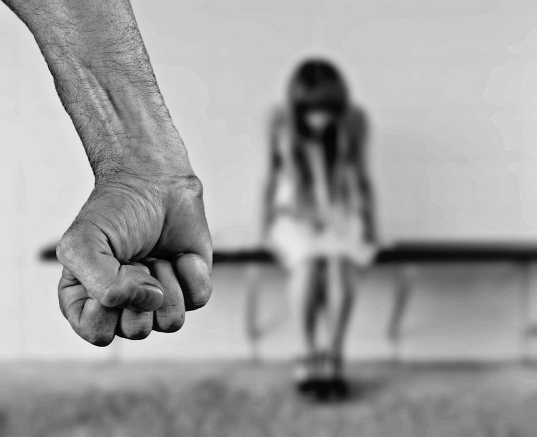 Polizeiticker Mit Haftbefehl gesucht: 20-Jähriger würgt Kumpan in Schmölln Die Polizei musste am Wochenende einen Streit in Schmölln schlichten und fand dabei einen per Haftbefehl gesuchten Mann. Bei einem Alkoholtest in Nobitz versagte das Messgerät, weil zu viel Promille im Spiel waren. Schmölln: Gewalttätiger Vorfall unter Alkoholeinfluss Schmölln. In der Nacht zum Sonntag meldete ein 20-Jähriger über Notruf der Polizei, dass er von seinem Mitbewohner (20) tätlich angegriffen und gewürgt wurde. Die Beamten konnten die beiden Streithähne in der Wohnung Am Kiesberg trennen und stellten dabei fest, dass beide mit fast zwei Promille stark alkoholisiert waren. Bei der Überprüfung der …