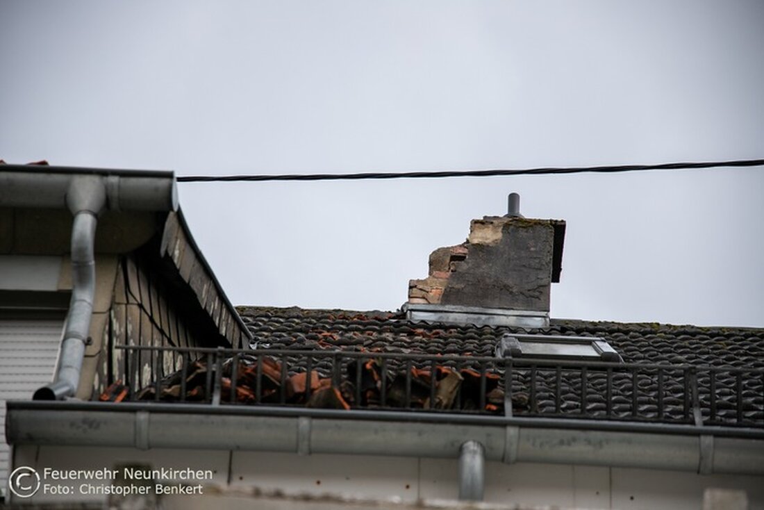 Am 3. Mai sorgte ein heftiges Gewitter über Neunkirchen für Chaos: Blitzschlag zerstörte einen Kamin, Windböen kippten eine Verkaufsbude um.