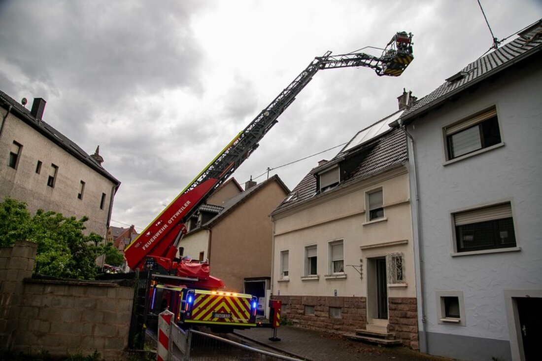 Ein heftiges Gewitter über Neunkirchen verursacht Blitzschlag und umgestürzte Verkaufsbuden. Feuerwehr im Dauereinsatz.