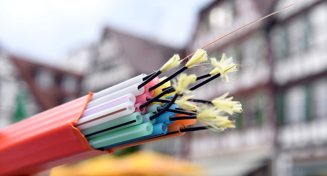 Baden-Württemberg investiert weitere 72,9 Millionen Euro in den Ausbau des schnellen Internets. Diese Investition soll unter anderem dazu dienen, Glasfaseranschlüsse für 94 Schulen im Land zu ermöglichen. Seit dem Jahr 2016 wurden insgesamt mehr als fünf Milliarden Euro in den Breitbandausbau investiert. Am Donnerstag, den 19. Oktober 2023, fand die Übergabe der Förderbescheide im Panoramasaal des Landesamtes für Geoinformation und Landentwicklung Baden-Württemberg in Stuttgart statt. Der stellvertretende Ministerpräsident und Digitalisierungsminister Thomas Strobl erklärte dabei, dass eine flächendeckende Breitbandversorgung alternativlos sei. Aufgrund der Tatsache, dass Baden-Württemberg eine der Herzkammern der deutschen und europäischen Wirtschaft ist, müssten alle Schulen und Bildungseinrichtungen in …