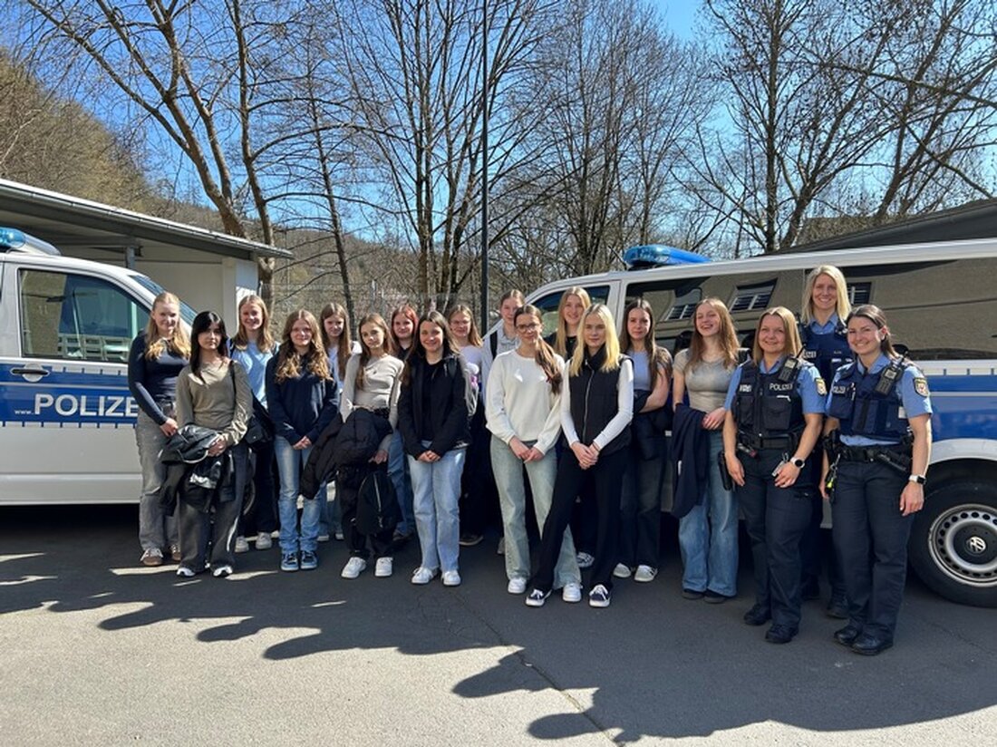 Die Polizei Betzdorf bot 17 Mädchen Einblicke in den Polizeiberuf beim Girls' Day 2025 und förderte das Interesse an einer Karriere als Polizistin.
