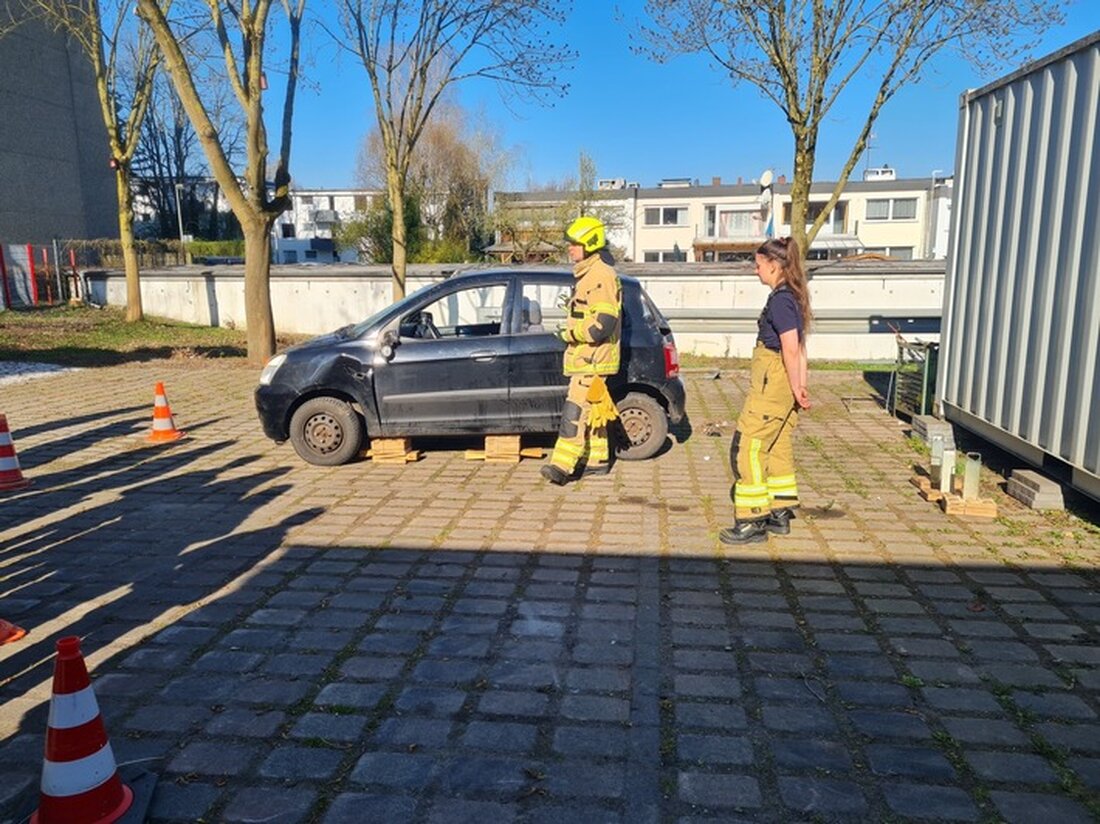 Am Girls'Day besuchten 17 Schülerinnen die Feuerwehr Paderborn, um Berufe entdecken und praktische Fähigkeiten erlernen.