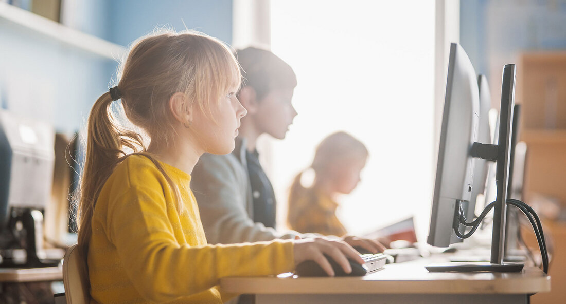 Die Abschlussveranstaltung des Transferprogramms „Girls´ Digital Camps“ am 5. Juli 2024 in Stuttgart war ein großer Erfolg, bei dem zahlreiche Schülerinnen der Klassenstufen fünf bis acht ihre Abschlusszertifikate entgegennahmen. Das Programm unterstützt Mädchen und junge Frauen dabei, frühzeitig digitale Kompetenzen zu entwickeln und IT-Anwendungen sowie -Berufe für sich zu entdecken. Die Ministerin für Wirtschaft, Arbeit und Tourismus, Dr. Nicole Hoffmeister-Kraut, betonte die Bedeutung digitaler Kompetenzen für die Zukunft und ermutigte die Teilnehmerinnen, ihre Talente weiter zu entwickeln. Seit dem Start des Programms im Januar 2021 haben bereits über 2.000 Schülerinnen in ganz Baden-Württemberg teilgenommen, was das Potenzial an weiblichen Talenten …