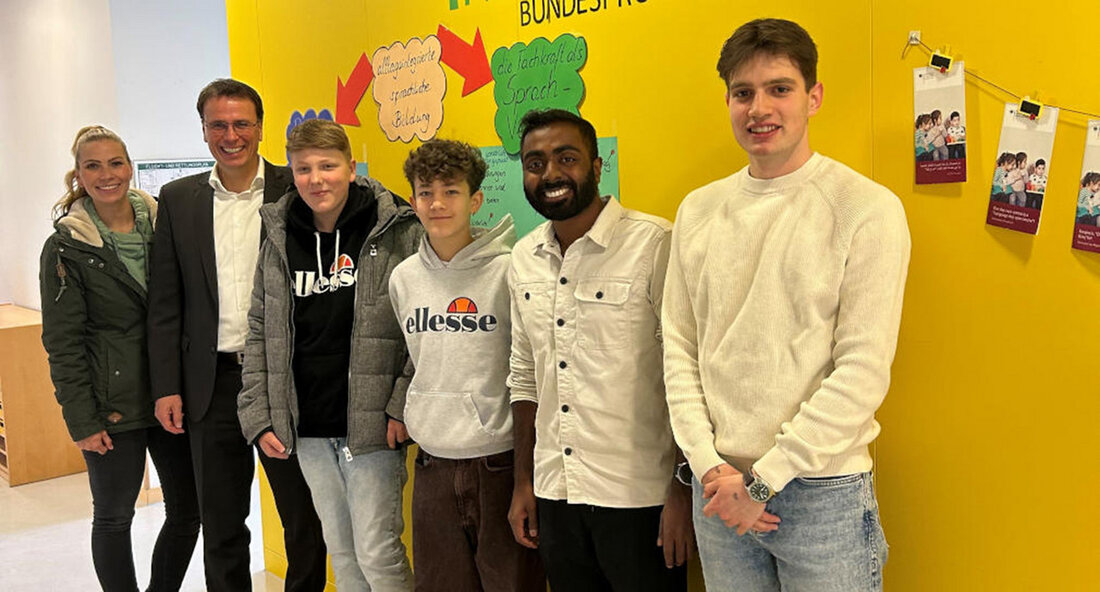 Im Rahmen des Girls‘- und Boys‘ Day haben Schülerinnen und Schüler in Berufe hineingeschnuppert, die vermeintlich untypisch für ihr jeweiliges Geschlecht sind. Solche Praxiseinblicke spielen angesichts des Fachkräftemangels und der fortschreitenden Digitalisierung eine wichtige Rolle. Was macht eigentlich eine Programmiererin in einem IT-Unternehmen den ganzen Tag? Das wollten Schülerinnen beim Besuch der Firma Vector Informatik GmbH in Stuttgart-Weilimdorf anlässlich des Girls‘ Day wissen. Und wie sieht der Arbeitsalltag eines Erziehers aus? Diesem Praxistest haben sich Jungen aus Stuttgart am 27. April, anlässlich des Boys’ Day im Kinderhaus Malvenweg in Gerlingen gestellt. Staatssekretärin Sandra Boser und Staatssekretär Volker Schebesta haben sich …