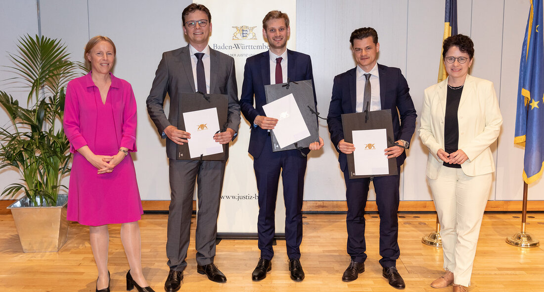 Justizministerin Marion Gentges hat den Absolventinnen und Absolventen zum Zweiten Juristischen Staatsexamen gratuliert. Mit ihrem Ausbildungsabschluss haben sie einen Meilenstein auf ihrem beruflichen Weg erreicht. Ministerin der Justiz und für Migration Marion Gentges blickte in zufriedene und stolze Gesichter, als sie am 22. Mai 2023 im Hegel-Saal der Stuttgarter Liederhalle den Absolventinnen und Absolventen zu ihrem Zweiten juristischen Staatsexamen gratulierte. Ministerin Marion Gentges sagte: „Die juristischen Staatsexamina gelten als die schwierigsten Prüfungen überhaupt – auf das Erreichen dieser Wegmarke können Sie stolz sein. Mit unserer heutigen Feier schicken wir Sie nach einer langen Ausbildung, bei der Sie alle Ihre Disziplin &hellip;